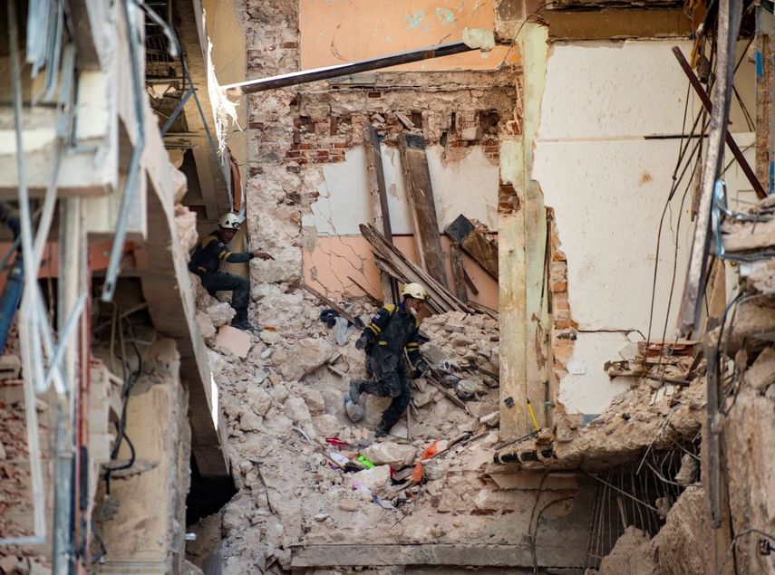 Rescatistas caminan sobre los escombros en el Hotel Saratoga días después de que una gran explosión destruyó el edificio, en La Habana, el 11 de mayo de 2022.