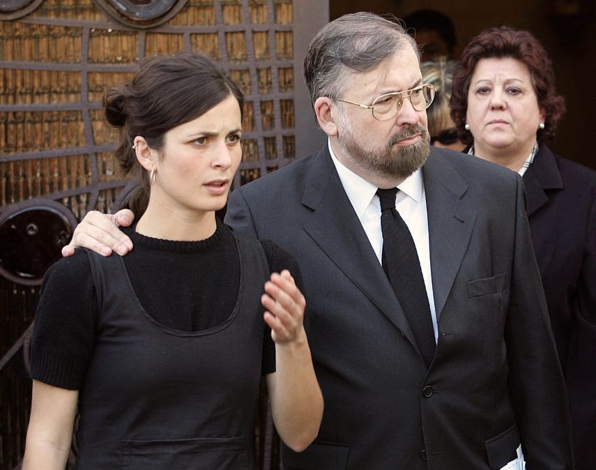 El realizador televisivo Narciso Ibáñez Serrador, Chicho, acompañado de su hija Josefina, en el cementerio de la Almudena de Madrid, donde hoy se incineró al actor Narciso Ibañez Menta, padre del realizador. 