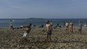 La gente juega en una playa cerca de Atenas, Grecia, el 10 de enero de 2021, ya que las temperaturas superan los 20 grados centígrados. La gente juega en una playa cerca de Atenas, Grecia, el 10 de enero de 2021, ya que las temperaturas superan los 20 grados centígrados.