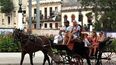 Turistas viajan en un coche de caballos en La Habana. (EFE)