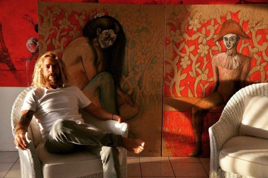 El artista Antonio Guerrero posa junto a sus obras.