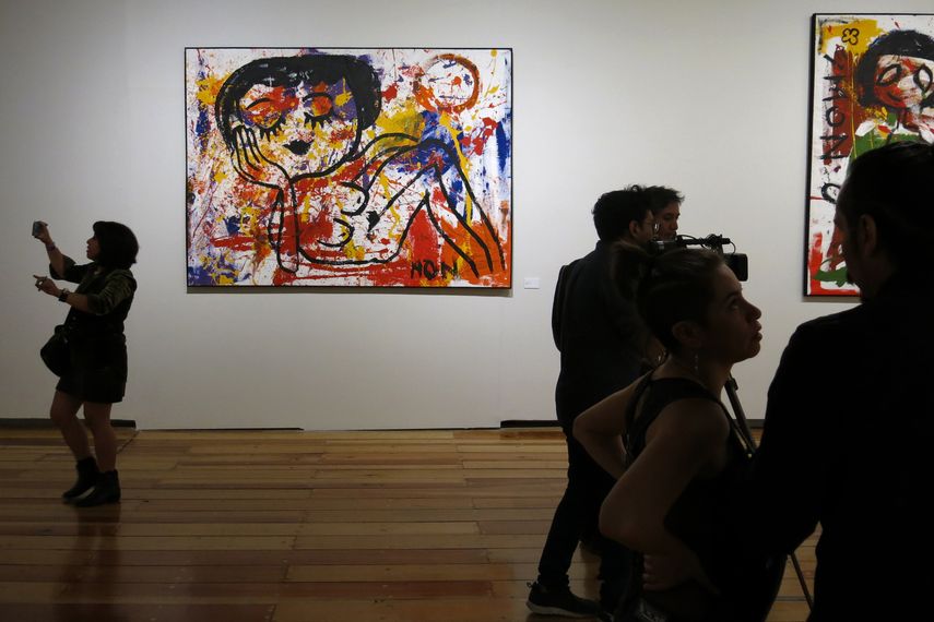 Miembros de la prensa observan obras durante un recorrido en la exposici&oacute;n Gestos de Mon Laferte en el Museo de la Ciudad de M&eacute;xico el mi&eacute;rcoles 11 de marzo de 2020. Se trata de la primera exposici&oacute;n de arte de Laferte.&nbsp;