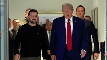 El expresidente Donald Trump camina junto al mandatario ucraniano Volodimir Zelenski.