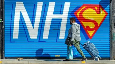 Hombre camina por&nbsp;Liverpool, Reino Unido.&nbsp;