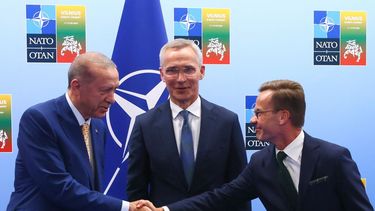 El presidente de Turquía, Recep Tayyip Erdogan, a la izquierda, le da la mano al primer ministro de Suecia, Ulf Kristersson, a la derecha, mientras el secretario general de la OTAN, Jens Stoltenberg, observa antes de una reunión previa a la cumbre de la OTAN en Vilna, Lituania, el 10 de julio de 2023.&nbsp;