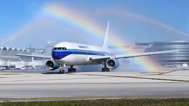 Chorros de agua celebran la partida del vuelo inaugural de Miami a Asunción.