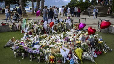 Un grupo de flores, juguetes de peluche y mensajes de apoyo forman un monumento improvisado en la superficie acolchada de un patio de recreo infantil en Annecy, Francia, el sábado 10 de junio de 2023, donde cuatro niños pequeños y dos adultos fueron heridos a puñaladas el jueves y tuvieron que ser hospitalizados.
