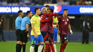 Los jugadores costarricenses se abrazan después del partido de fútbol del grupo D del torneo Copa América Conmebol 2024 entre Brasil y Costa Rica en el estadio SoFi en Inglewood