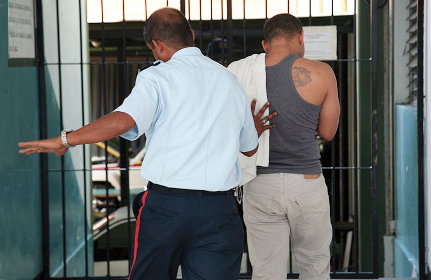 Un oficial guía a un reo rumbo a su celda. (EFE)