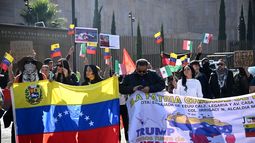 Miembros de organizaciones sociales protestan contra la operación militar estadounidense en Venezuela frente a la embajada de Estados Unidos en la Ciudad de México el 3 de enero de 2026.