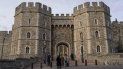 En esta imagen de archivo, un grupo de personas se toma una foto mientras la policía custodia la entrada al Castillo de Windsor, en Windsor, cerca de Londres, el 11 de febrero de 2022. 
