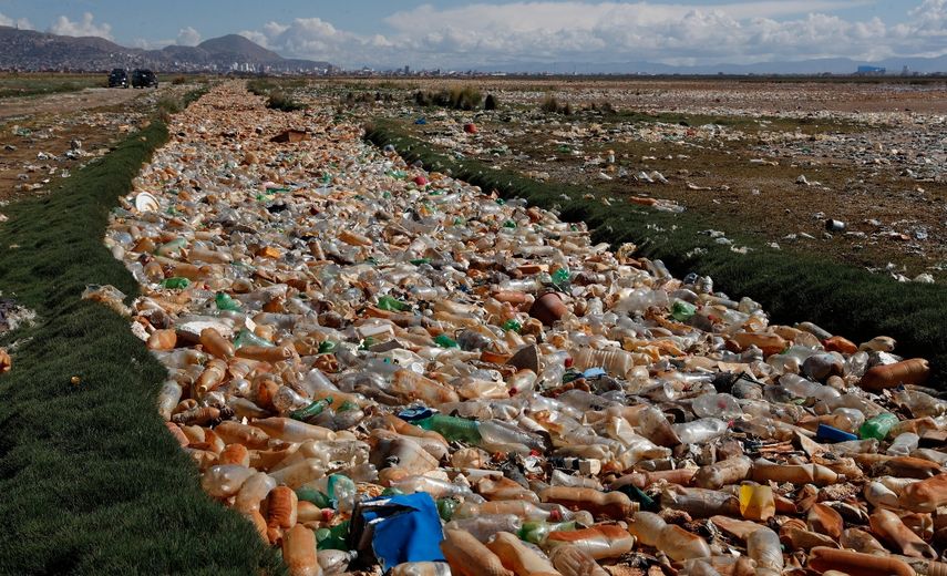 Botellas de plástico y basura flotan en el río Tagarete, que desemboca en el lago Uru Uru, cerca de Oruro, Bolivia, el jueves 25 de marzo de 2021