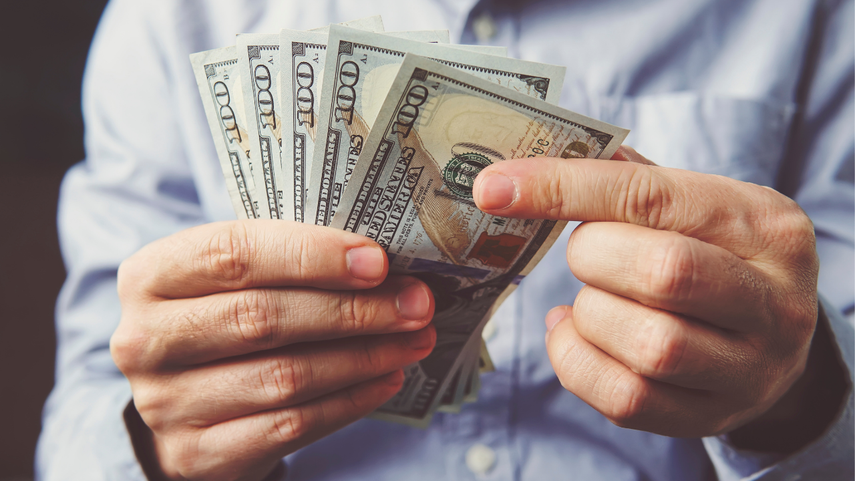 Un hombre tiene en su mano 500 dólares
