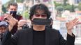El director surcoreano Bong Joon-Ho juega con su mascarilla durante un photocall para el Rendez-Vous With en la 74 edición del Festival de Cine de Cannes en Cannes, sur de Francia, el 7 de julio de 2021.