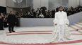 Bad Bunny llega a la gala del Instituto del Vestido del Museo Metropolitano de Arte para celebrar la inauguración de la exposición Karl Lagerfeld: A Line of Beauty el lunes 1 de mayo de 2023 en Nueva York.