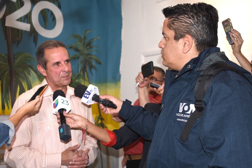 El exalcalde de&nbsp;Miami&nbsp;Manny D&iacute;az responde a las preguntas de la prensa.&nbsp;