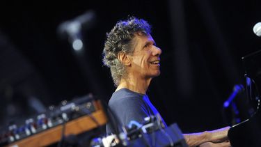 En esta foto de archivo tomada el 20 de julio de 2013, la pianista estadounidense Chick Corea actúa en el escenario del 37° Festival de Jazz de Vitoria en la ciudad vasca de Vitoria, en el norte de España.