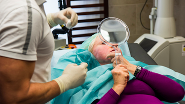 Se introducen microagujas especiales con hilos muy delgados por debajo de la piel