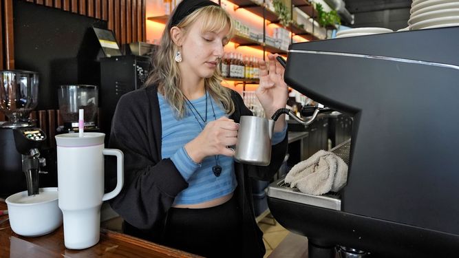 Samantha Grimison prepara una taza de café en el Blind Tiger Cafe, en Tampa, Florida.
