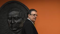 Se trata de quienes están arriesgando sus vidas por informar, por comunicar, que están comprometidos con la libertad de expresión, con la libertad y la independencia de la comunicación, dijo el canciller Marcelo Ebrard durante un acto de bienvenida en el aeropuerto de Ciudad de México.