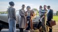 Elizabeth McGovern (izquierda), Harry Hadden-Paton, Laura Carmichael, Hugh Bonneville y Michael Fox en una escena de la película Downton Abbey.
