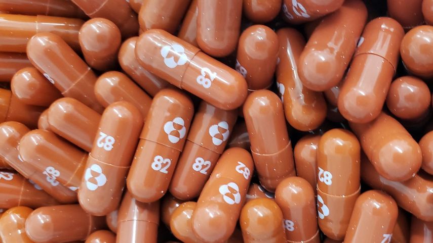La foto muestra cápsulas de la píldora antiviral en investigación Molnupiravir.