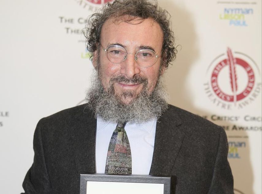 El actor Antony Sher posa tras ganar el premio a la mejor interpretación shakespeariana del Círculo de Críticos de Teatro en Londres, el 27 de enero de 2015. Sher, uno de los actores shakespearianos más aclamados de su generación, falleció, dijo el viernes 3 de diciembre de 2021 la Royal Shakespeare Company. Tenía 72 años.