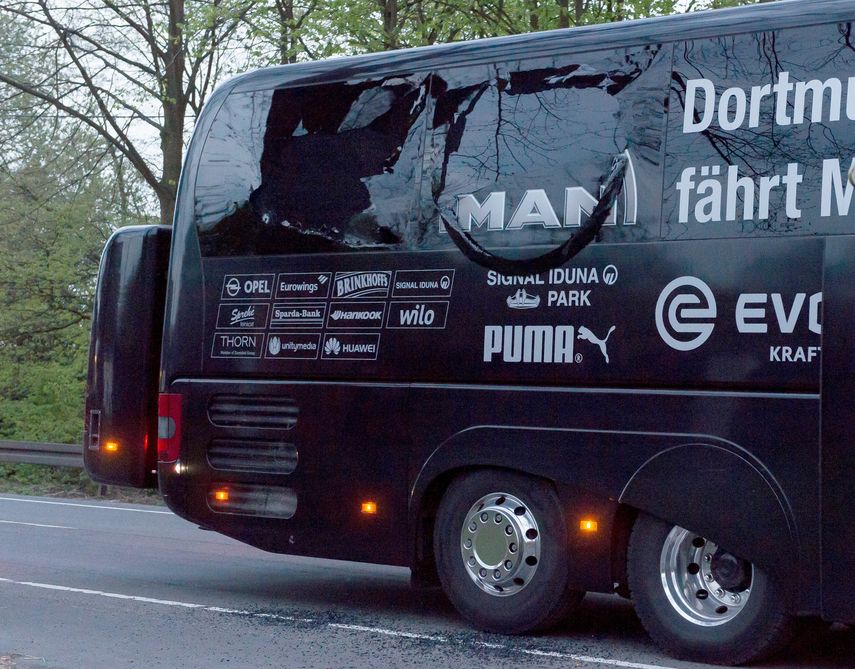 Vista del autobús del&nbsp;Borussia&nbsp;Dortmund luego de que se registraran tres explosiones junto al vehículo.