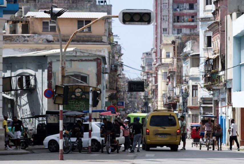 Una imagen muestra un semáforo que está fuera de servicio debido a un corte de energía en La Habana el 4 de marzo de 2026.