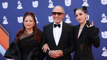 La cantante y compositora cubanoamericana Gloria Estefan, su esposo, el productor Emilio Estefan, y su hija Emily Estefan asistieron a la 26.ª edición de los Premios Latin Grammy en el MGM Grand Garden Arena de Las Vegas, Nevada, el 13 de noviembre de 2025.&nbsp;