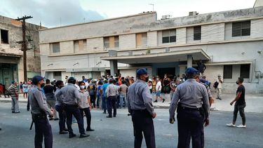 Policías cubanos el 11J de 2021 cerca de Toyo, en 10 de octubre, La Habana.