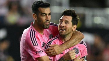 El español Sergio Busquets (izquierda) y el argentino Lionel Messi, del Inter Miami, celebran tras un gol de su club en un partido, el 28 de mayo de 2025.