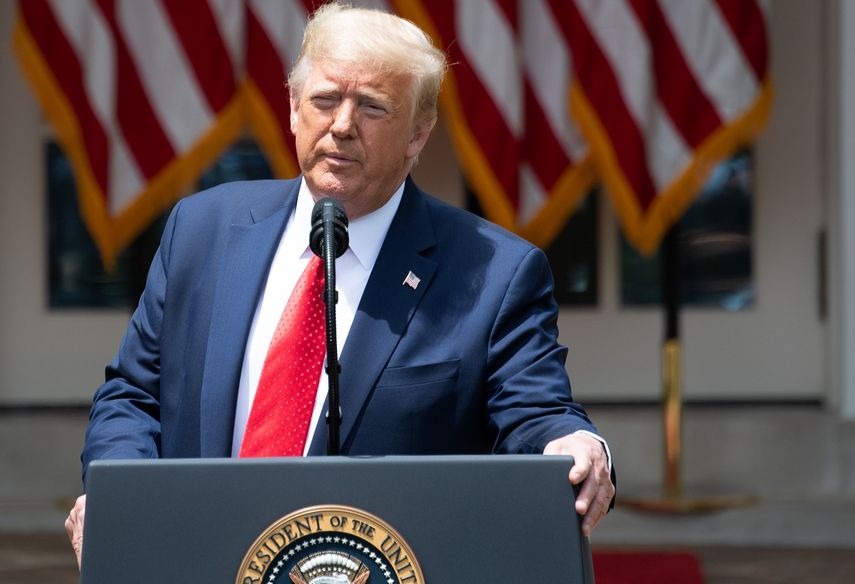 El presidente Donald Trump habla a los medios desde uno de los jardines de la Casa Blanca, en Washington, DC, el16 de junio de 2020.