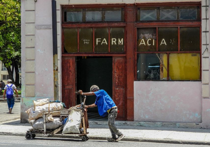 Fachada en ruinas de una farmacia en Cuba