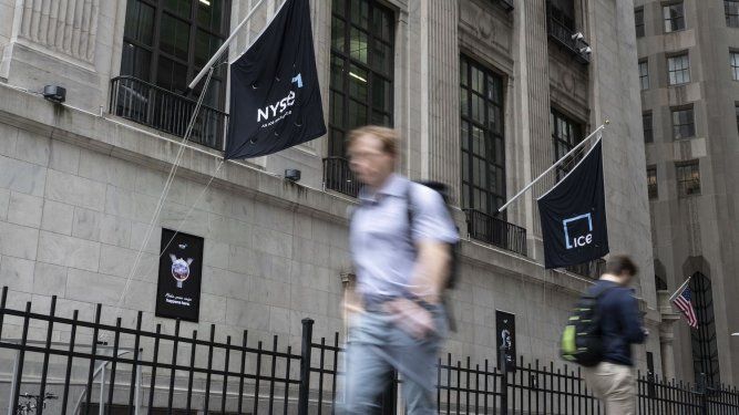 La gente pasa por la Bolsa de Valores de Nueva York (NYSE) en Wall Street el 17 de mayo de 2024 en la ciudad de Nueva York.&nbsp;