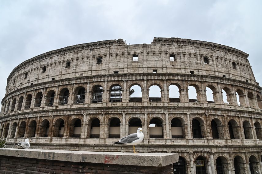 Considerado una de las siete maravillas del mundo moderno, el Colosseum es uno de los sitios m&aacute;s emblem&aacute;ticos de Roma, Italia, pa&iacute;s europeo que m&aacute;s padece la pandemia del coronavirus.&nbsp;