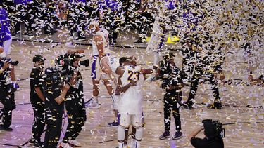 Jugadores de los Lakers de Los &Aacute;ngeles festejan despu&eacute;s de conquistar el t&iacute;tulo de la NBA tras derrotar al Heat de Miami 106-93 en el sexto partido de la final, el domingo 11 de octubre de 2020, en Lake Buena Vista, Florida
