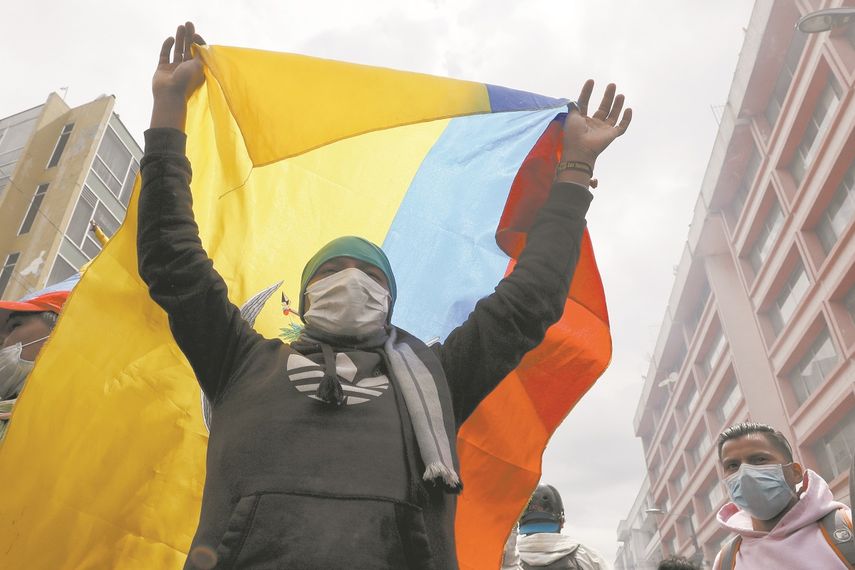 Un manifestante durante una de las protestas en Quito, Ecuador.