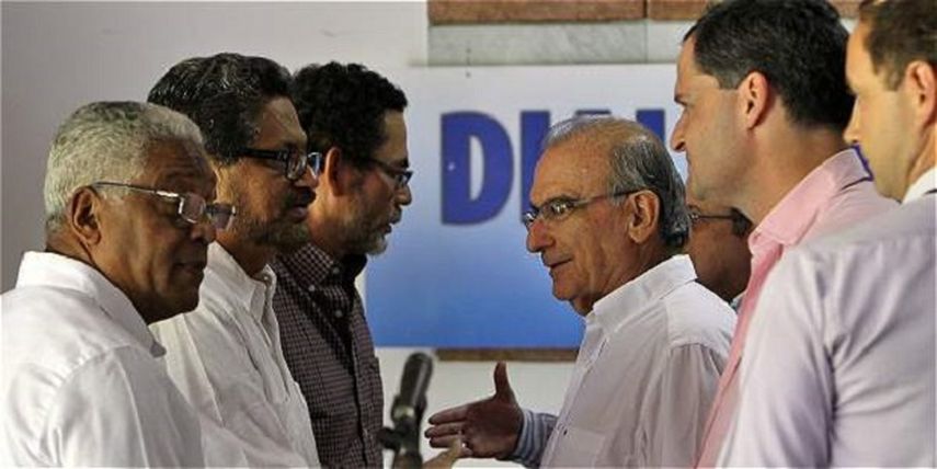 Los equipos negociadores de las FARC (i) y del Gobierno colombiano (d) (CORTESÍA.eltiempo.com)