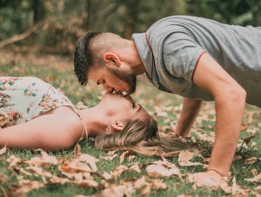 El beso es un acto de felicidad. Expertos señalan que las personas que suelen besar pueden vivir más años, pero no hay estadísticas que demuestren esta teoría.