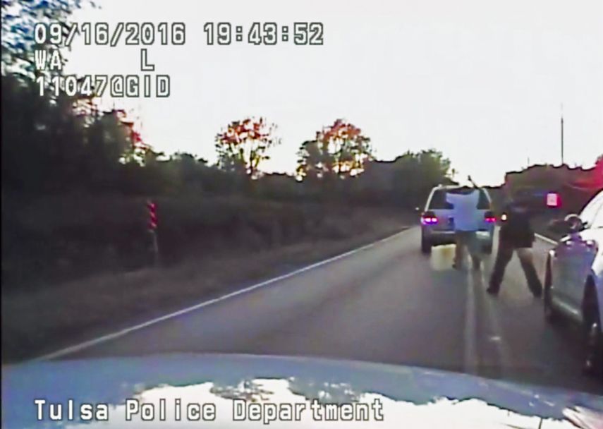 En las imágenes que se filtraron de la policía de Tulsa, se observa a &nbsp;Terence Crutcher con las manos en alto cuando el primero de los policías le pidió que se detuviera en medio de la vía.&nbsp;