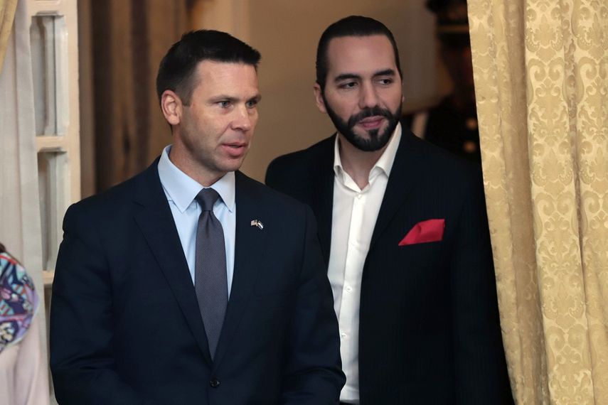 El secretario interino de Seguridad Nacional, Kevin McAleenan, izquierda, y el presidente salvadoreño Nayib Bukele, asisten a una reunión en San Salvador el miércoles 28 de agosto de 2019.&nbsp;