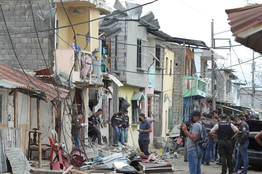 La policía revisa el lugar donde ocurrió una explosión en el barrio de Cristo del Consuelo, el domingo 14 de agosto de 2022, en Guayaquil, Ecuador.