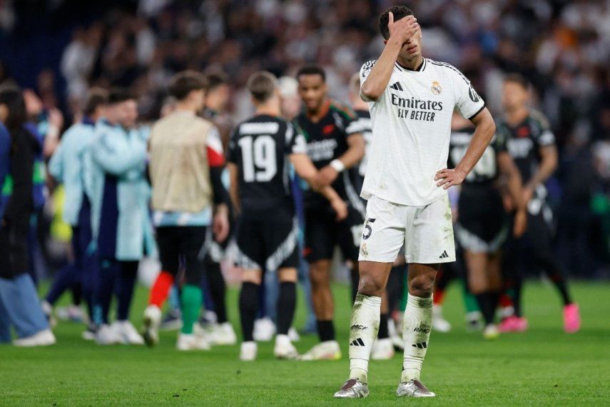 El centrocampista inglés #05 del Real Madrid, Jude Bellingham, reacciona al final del partido de vuelta de los cuartos de final de la UEFA Champions League entre el Real Madrid CF y el Arsenal en el Estadio Santiago Bernabéu de Madrid el 16 de abril de 2025.  El centrocampista inglés #05 del Real Madrid, Jude Bellingham, reacciona al final del partido de vuelta de los cuartos de final de la UEFA Champions League entre el Real Madrid CF y el Arsenal en el Estadio Santiago Bernabéu de Madrid el 16 de abril de 2025.