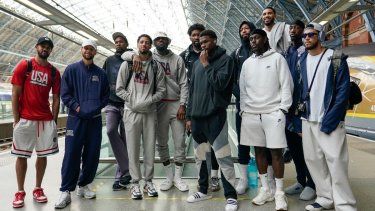 La selección masculina de baloncesto de los Estados Unidos posa para una foto en la estación St. Pancras en Londres antes de tomar el tren Eurostar a París el miércoles 24 de julio del 2024 para ir a los Juegos Olímpicos