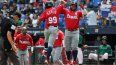 José Ramos (izquierda), de Panamá, salta para celebrar con un compañero tras anotar una carrera en el segundo inning de un juego del Clásico Mundial contra Italia, en Taichung, Taiwán, el 11 de marzo de 2023.&nbsp;