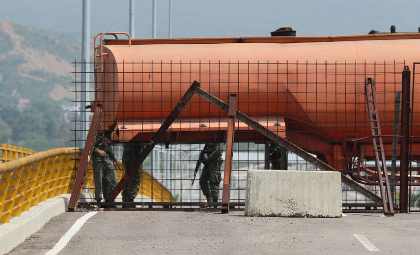 Miembros de la Guardia Nacional Bolivariana bloquean el paso en el puente Tienditas, en Cúcuta, Colombia.