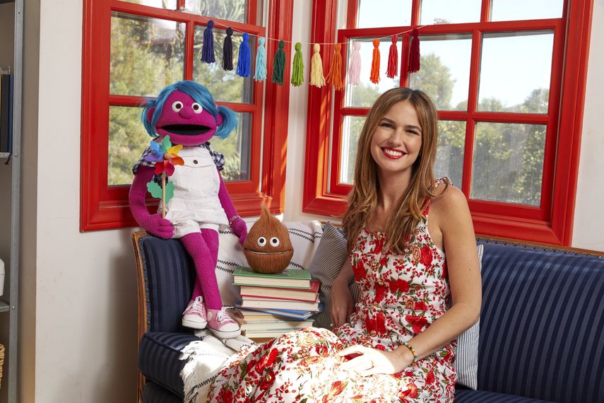 En esta imagen difundida por Universo, la conductora Romina Puga con los títeres Maya, izquierda, y Coco de la serie para niños Club Mundo Kids.&nbsp;