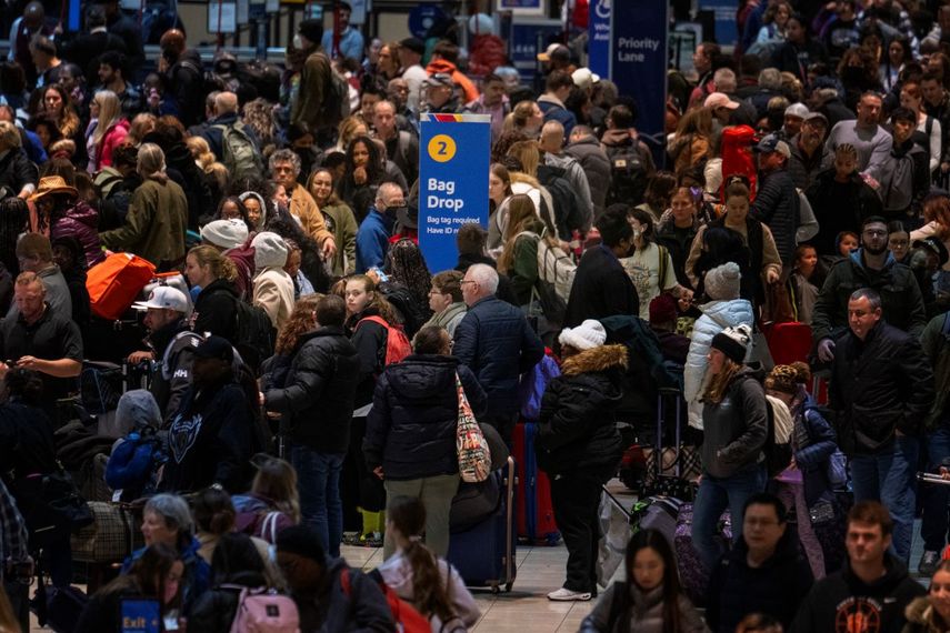 Los pasajeros pasan por la línea de entrega de equipaje en el Aeropuerto Internacional Thurgood Marshall de Baltimore/Washington en Linthicum, Maryland, durante los viajes navideños. &nbsp;