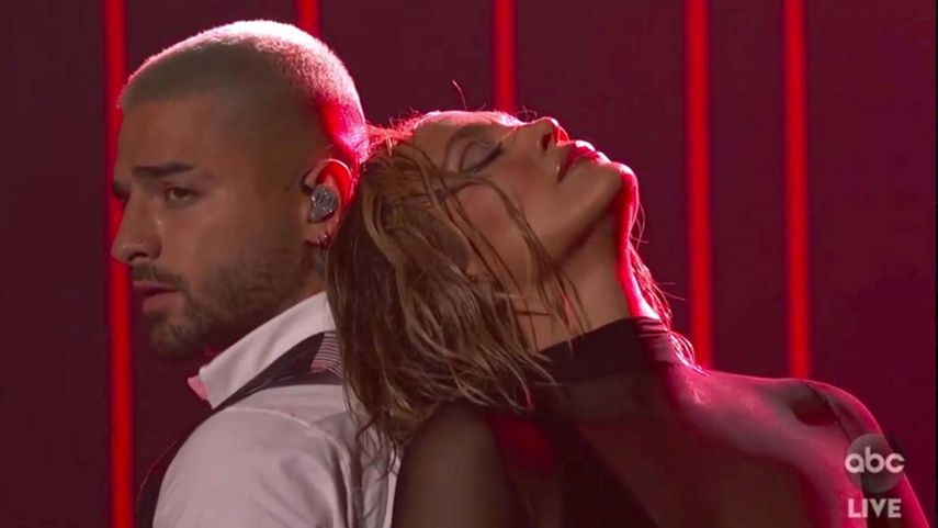 En esta captura de pantalla proporcionada por ABC el domingo 22 de noviembre de 2020, Maluma, izquierda, y Jennifer Lopez se presentan en los American Music Awards en el Microsoft Theatre de Los Ángeles.